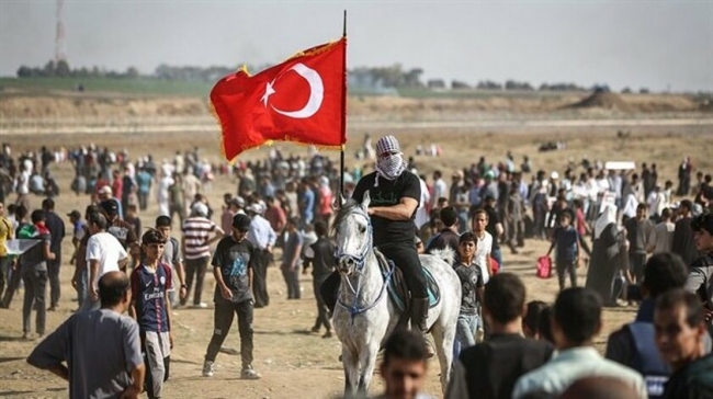 Gazze sınırındaki eylemlerde açılan Türk Bayrağı. Foto: AA